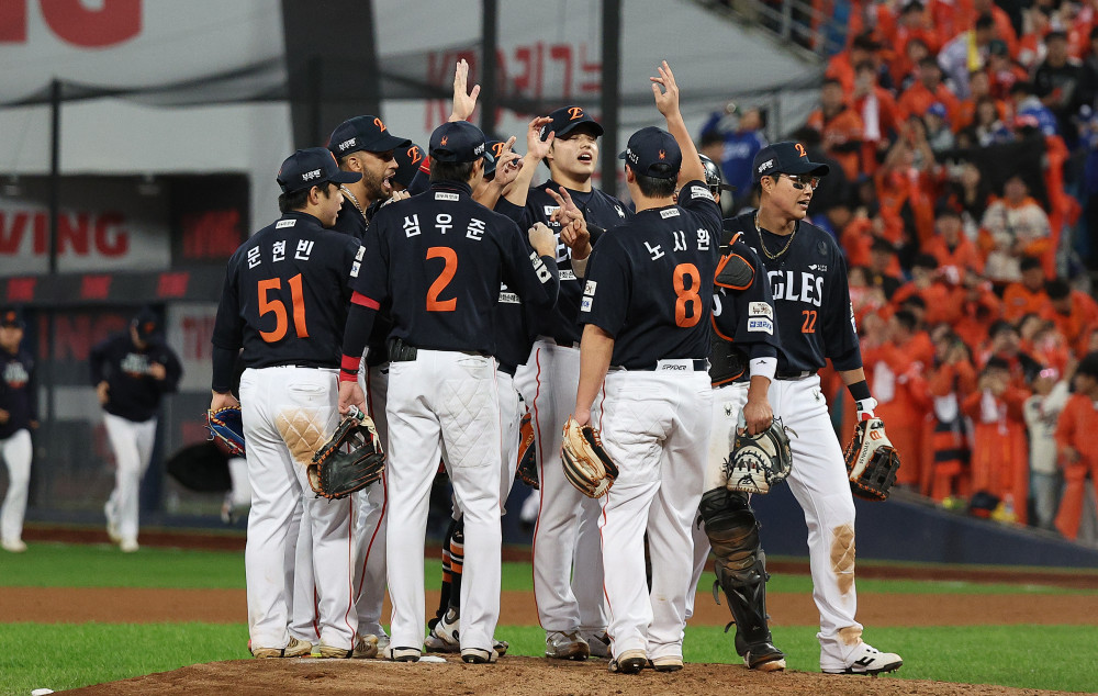 ▲21일 대구 삼성라이온즈파크에서 열린 2025 프로야구 KBO리그 포스트시즌 플레이오프 3차전 한화 이글스와 삼성 라이온즈의 경기. 한화 선수들이 승리 후 환호하고 있다.  (연합뉴스)