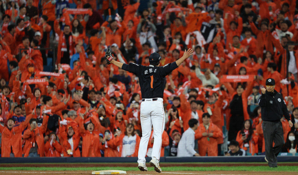 ▲21일 대구 삼성라이온즈파크에서 열린 2025 프로야구 KBO리그 포스트시즌 플레이오프 3차전 한화 이글스와 삼성 라이온즈의 경기. 9회말 한화 문동주가 4이닝 무실점으로 경기를 마친 후 팬들을 보며 환호하고 있다.  (연합뉴스)