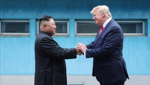 ▲2019년 6월 북미 정상이 판문점에서 만나 악수하고 있다.  (조선중앙TV연합뉴스)