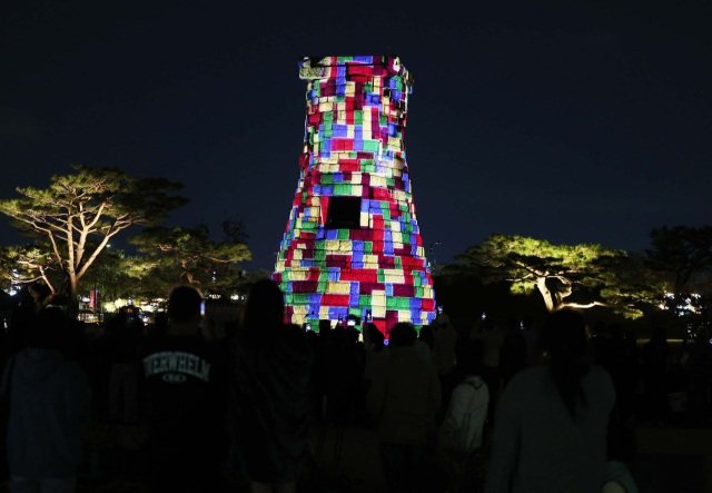 ▲20일 오후 경북 경주시 인왕동 첨성대에서 2025 아시아태평양경제협력체(APEC) 정상회의 개최를 기념하는 미디어아트가 진행되고 있다. (연합뉴스)