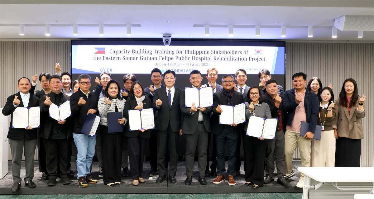 ▲현대아산은 21일 현대그룹 사옥에서 KOICA의 ‘필리핀 동부사말 기안펠리페 아브리고공공병원 재건 사업’ 관계자 초청 연수 수료식을 진행했다. 이 자리에는 이백훈 현대아산 대표(앞줄 왼쪽 여섯 번째), 에바르돈 필리핀 동부사말주 주지사(앞줄 왼쪽 일곱 번째) 등이 참석했다. (사진제공=현대아산)
