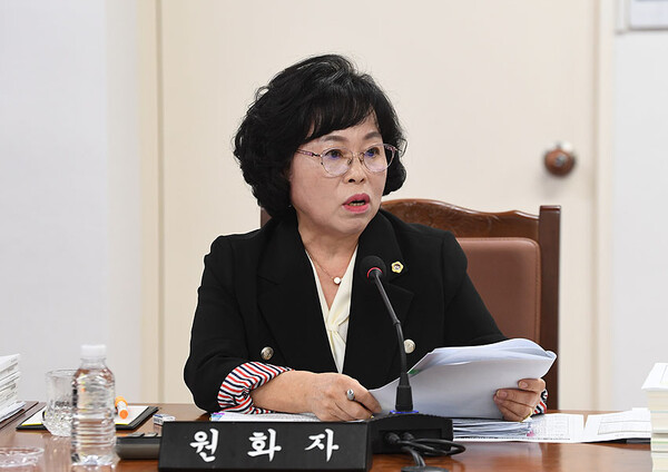 ▲행정사무감사에서 발언하고 있는 제주도도의회 원화자 의원. (사진제공=제주도의회)