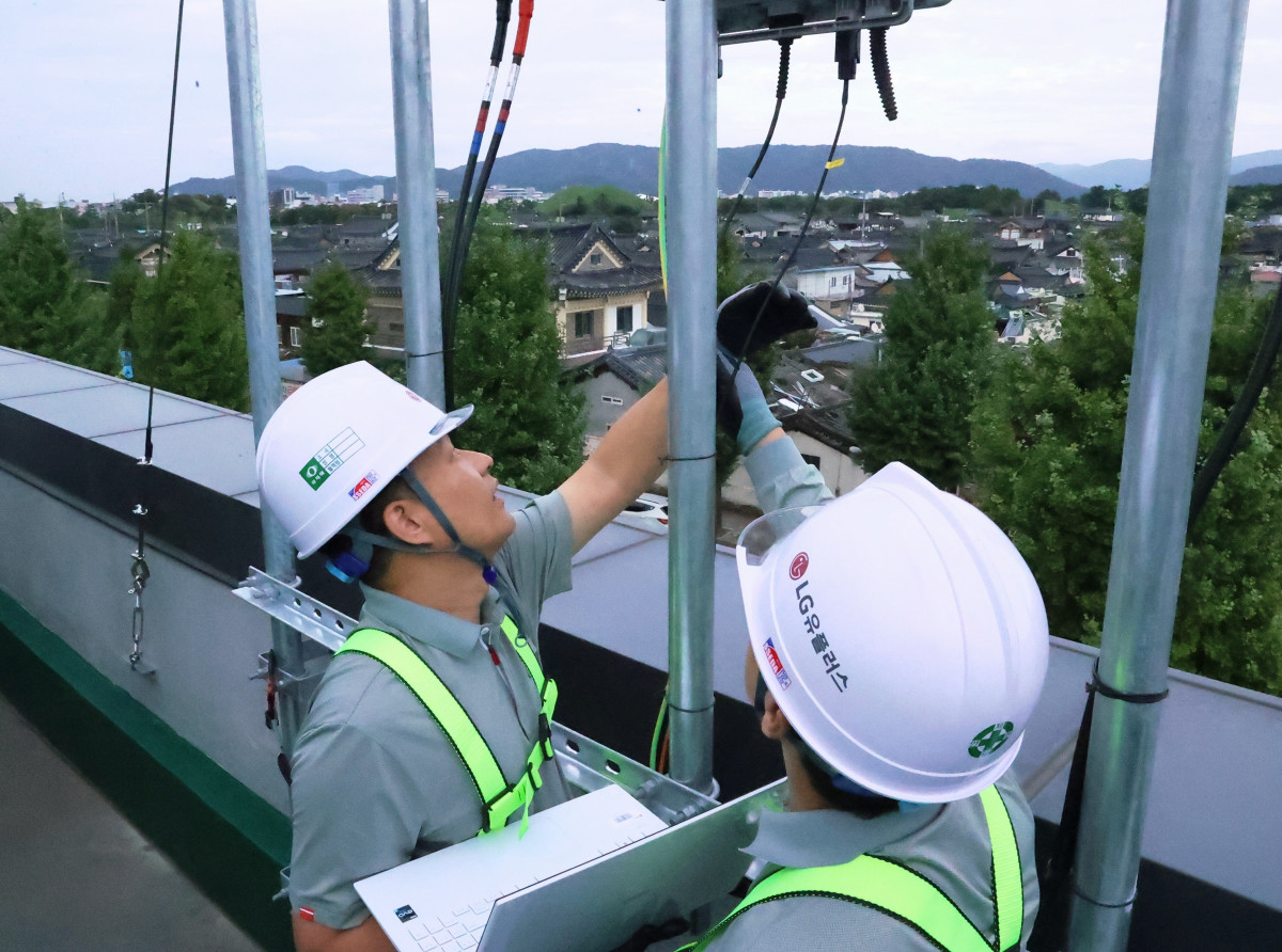 ▲경주 황리단길 인근 통신 장비를 점검하는 LG유플러스 직원의 모습. (사진제공=LG유플러스)