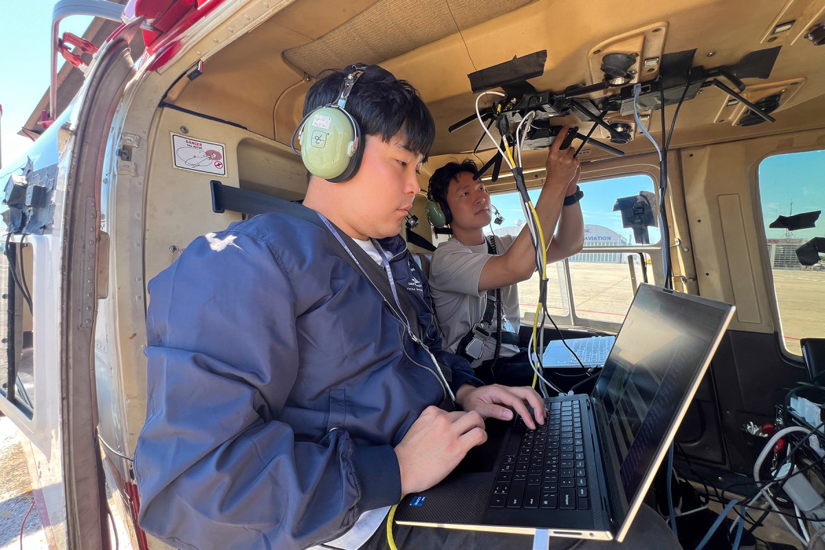 ▲KT 직원들이 인천 아라뱃길 구간에서 UAM의 주요 기술요소를 점검하는 모습. (사진제공=KT)