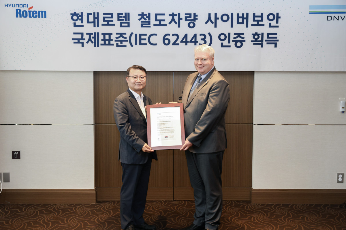 ▲이원상 현대로템 RS기술리더(왼쪽)와 비달 도로넨 DNV 명예영사가 제품 인증서를 들고 기념촬영을 하고 있다. (사진= 현대로템)