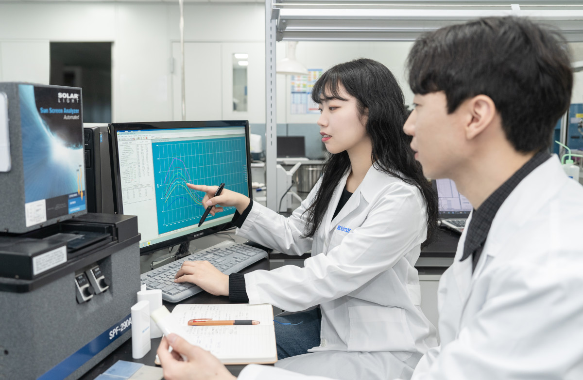 ▲한국콜마 연구원이 자외선차단 기술 관련 연구를 진행하고 있다. (사진제공=한국콜마)