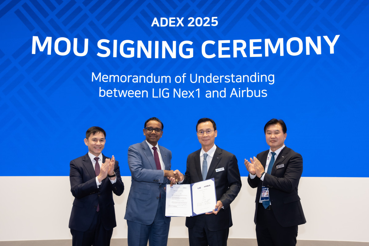 ▲LIG넥스원과 에어버스가 20일 상호 협력 확대를 위한 양해각서(MOU)를 체결했다. 신익현 LIG넥스원 대표(오른쪽 두 번째)와 아난드 스탠리 에어버스 아태지역 총괄대표(왼쪽 두 번째)가 양해각서에 서명한 뒤 악수하고 있다. (사진제공=LIG넥스원)