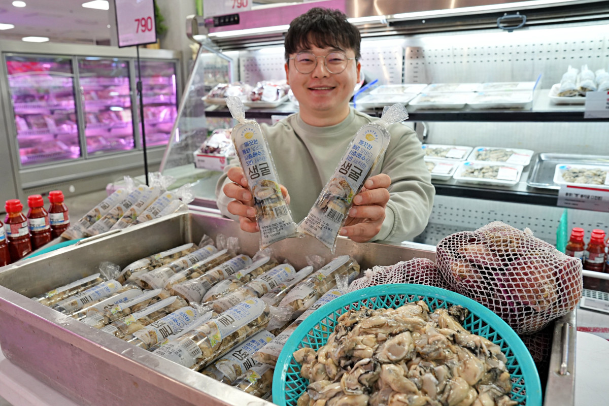▲서울시 송파구에 위치한 롯데마트 제타플렉스 잠실점 수산 코너에서 이양규 MD가 생굴을 홍보하고 있다. (사진제공=롯데마트)