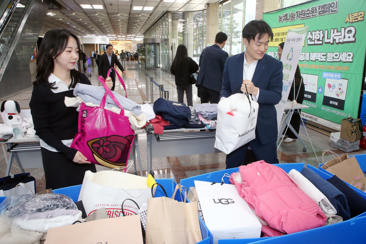▲‘신한 나눠요 & 지켜요 DAY’ 행사에서 임직원들이 의류 및 잡화를 기부하는 모습  (사진제공=신한금융그룹)
