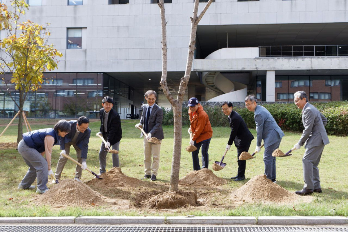 ▲한화손해보험과 연세대학교 관계자들이 21일 인천 송도 연세대 국제캠퍼스에서 열린 ‘생태벚꽃길 조성 기념식’에서 보호종 나무심기를 진행하며 기후위기 대응과 생물다양성 보전의 가치를 함께 나누고 있다. (제공 한화손해보험)