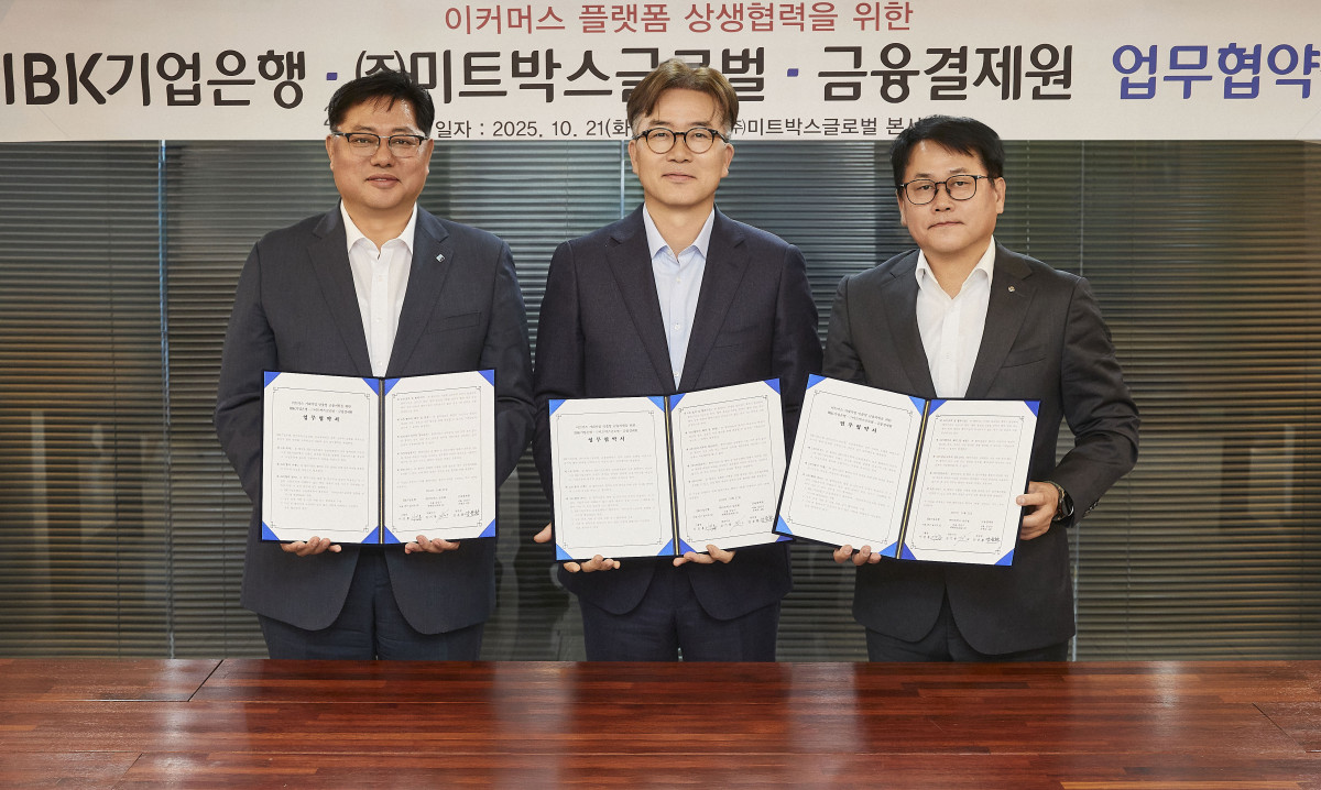 ▲ 지난 21일 서울 강남구 테헤란로 미트박스글로벌 사옥에서 이건홍 IBK기업은행 기업고객그룹장(왼쪽부터)과 김기봉 미트박스글로벌 대표이사, 안윤환 금융결제원 카드인프라본부장이 협약식을 마치고 기념촬영을 하고 있는 모습 (사진제공=IBK기업은행)