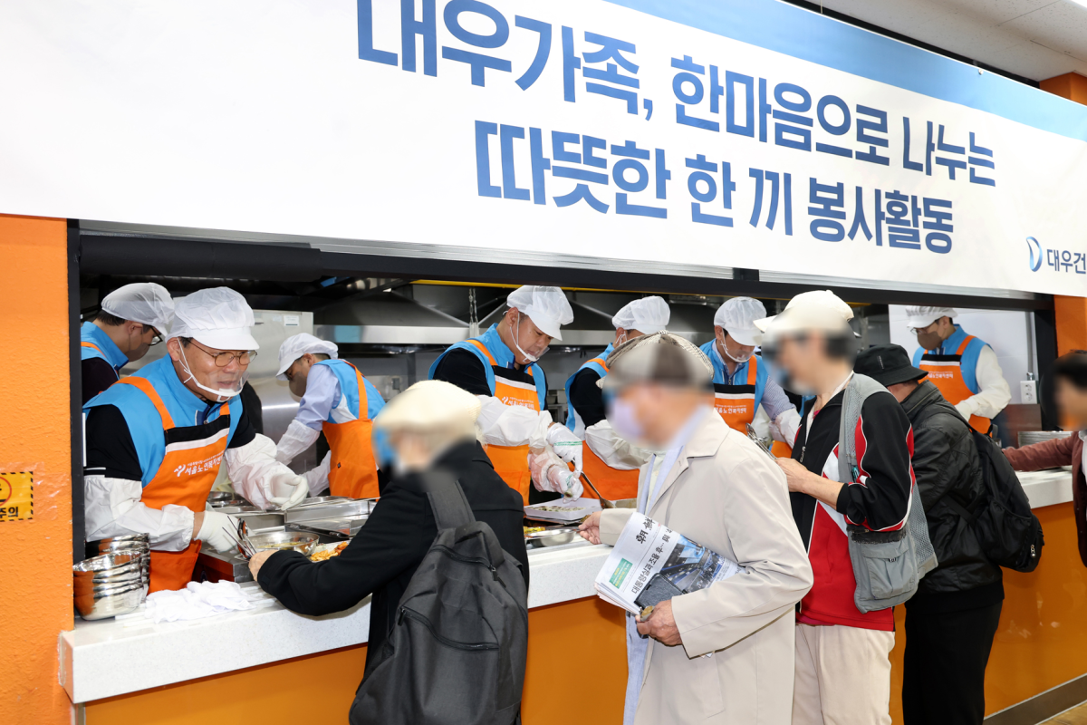 ▲대우건설 김보현 대표이사(왼쪽)와 심상철 노동조합 위원장(오른쪽)이 무료 급식 봉사활동에 참여하고 있다. (대우건설)