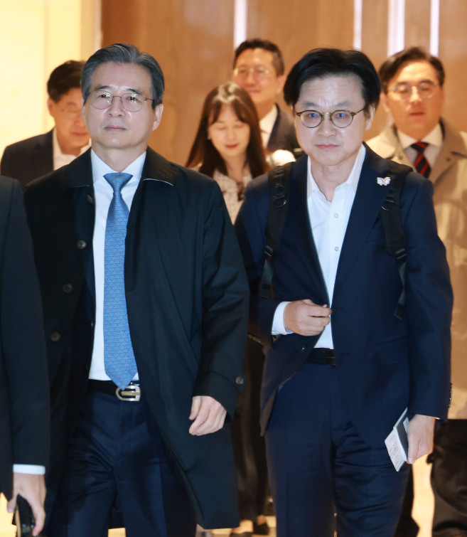 ▲김용범 대통령실 정책실장(왼쪽)과 김정관 산업통상부 장관이 22일 한미 관세 협상 추가 논의를 위해 인천국제공항 제2여객터미널에서 미국 워싱턴DC로 출국하고 있다.   (연합뉴스)