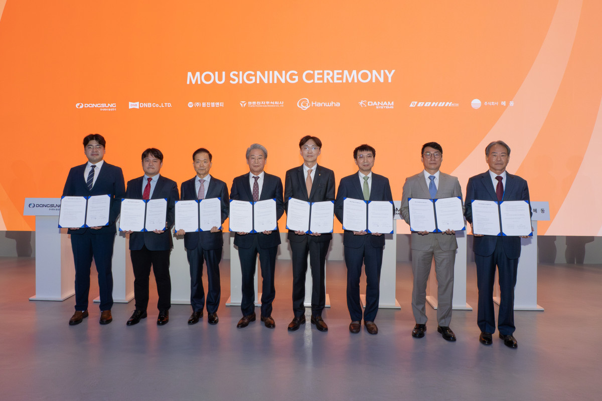 ▲21일 경기 고양시 '서울 국제 항공우주 방위산업 전시회(ADEX) 2025' 한화에어로스페이스 부스에서 열린 수출사업 협력을 위한 포괄적 업무협약 체결식에서 관계자들이 기념촬영하고 있다. 왼쪽부터 김상완 동성전기 대표, 도용환 디앤비 대표, 이종인 원진엠앤티 사장, 류하열 영풍전자 대표, 차준호 한화에어로스페이스 구매실장, 배성규 단암시스템즈 상무, 박진수 보국강업 대표, 이복우 혜동 대표. (사진= 한화에어로스페이스)