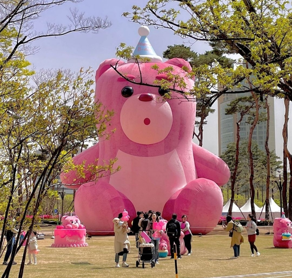 ▲작년 잠실 롯데월드타워 메인 광장에 세워진 18m의 초대형 벨리곰 (사진제공=롯데홈쇼핑)