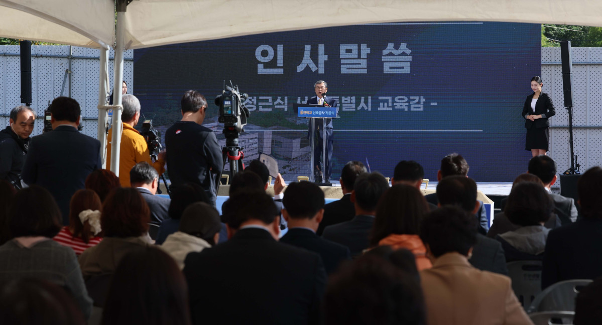 ▲정근식 서울시 교육감이 22일 서울 중랑구 동진학교 부지에서 열린 동진학교 신축공사 기공식에서 인사말을 하고 있다. 동진학교는 서울 동부지역에 최초로 세워지는 특수학교로 지난 2012년 설립계획을 세웠지만 주민 반발 등에 부딪혀 9차례나 후보지 검토를 거치고 나서야 2019년에 현 부지로 최종 결정됐다. 2027년 9월 개교 예정인 동진학교는 18학급, 111명의 지적장애 등의 학생을 수용할 예정이다. 교육공간 외에 지역주민이 함께 이용할 수 있는 수영장, 체육관, 평생교육센터, 도서관·카페 등도 설치된다. 신태현 기자 holjjak@