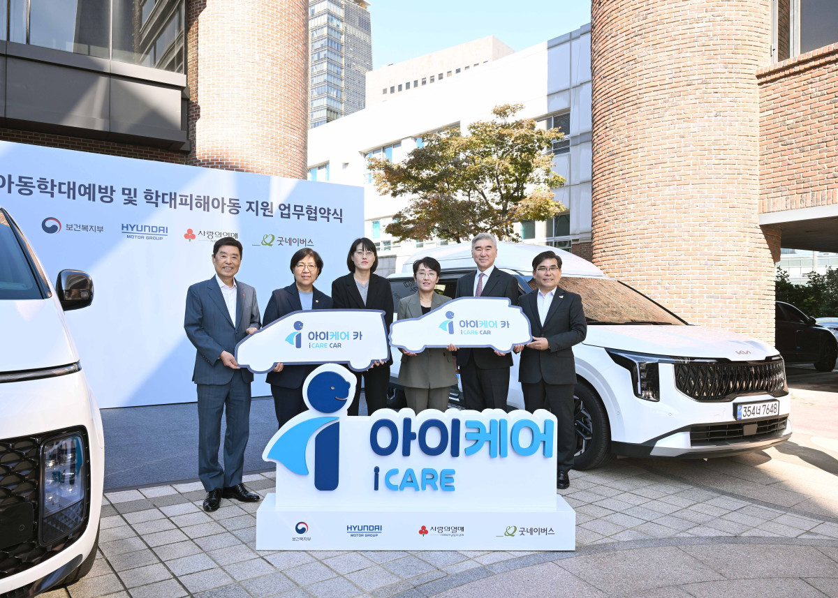 ▲(왼쪽부터) 김병준 사회복지공동모금회 회장, 정은경 보건복지부 장관, 강민숙 전북익산시아동보호전문기관 관장, 황미영 세종특별시아동보호전문기관 관장, 성 김 현대차그룹 전략기획담당 사장, 김웅철 굿네이버스 사무총장 등 주요 관계자들이 기념사진을 촬영하는 모습. (사진=현대차그룹)