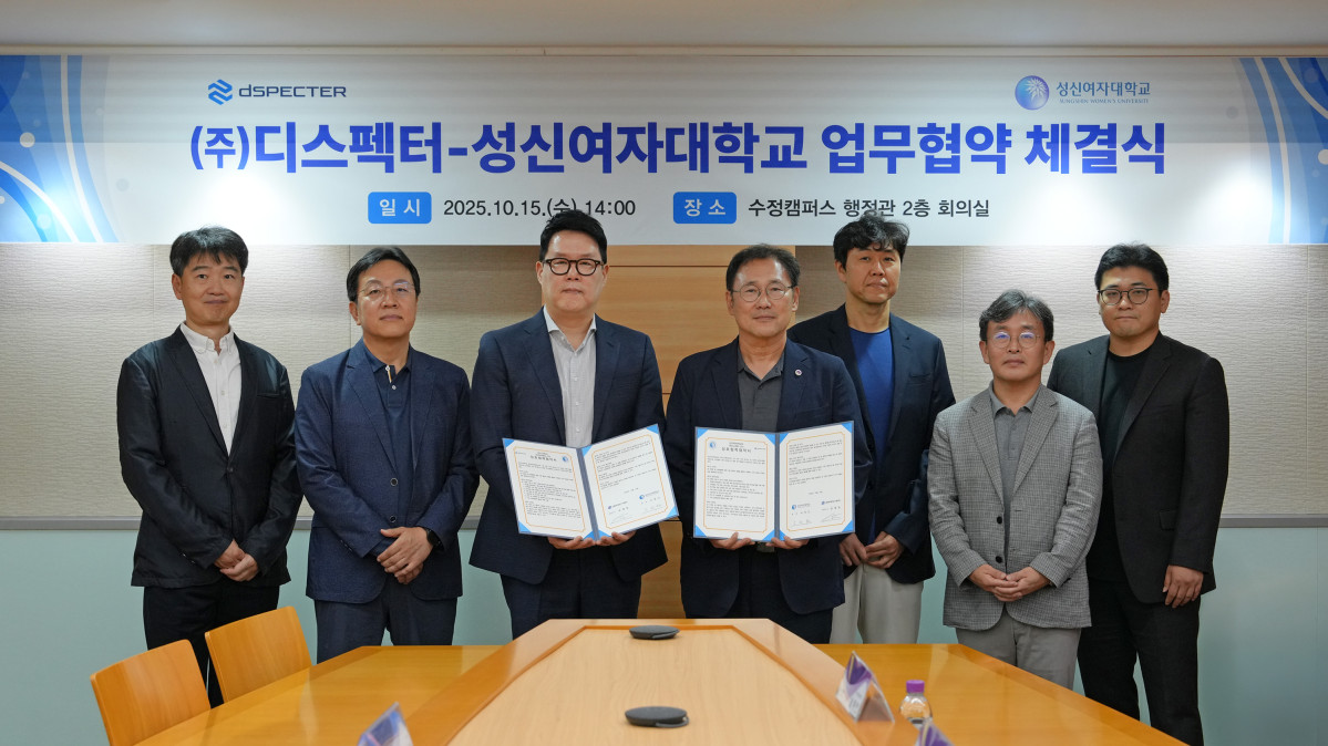 ▲이성근 성신여대 총장(왼쪽에서 네 번째)과 음병찬 디스펙터 대표(왼쪽에서 세 번째)을 비롯한 양 기관 주요 관계자들이 기념 촬영을 하고 있다. (사진=성신여대)