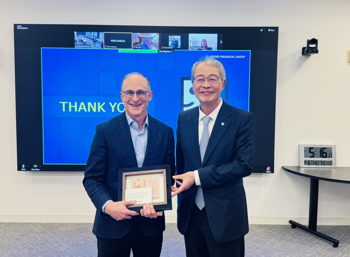 ▲임종룡 우리금융 회장(오른쪽)이 스티븐 프레스턴 굿윌스토어 대표이사에게 '대한천일은행 설립인가서'를 선물하고 기념촬영을 하고 있다. (사진제공=우리금융)