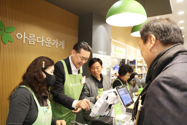 ▲하이트진로는 2012년부터 비영리 사회적 기업 ‘아름다운가게’와 함께 나눔바자회 ‘아름다운하루 특별전’을 매년 운영하며, 기증 물품 판매 수익금으로 취약계층을 지원하는 ‘아름다운 희망나누기’ 사업을 이어오고 있다. (사진제공=하이트진로)