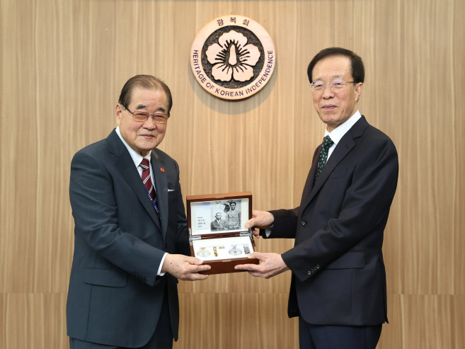 ▲이석연(오른쪽) 국민통합위원장이 22일 이종찬 광복회장을 예방했다.  (국민통합위원회)