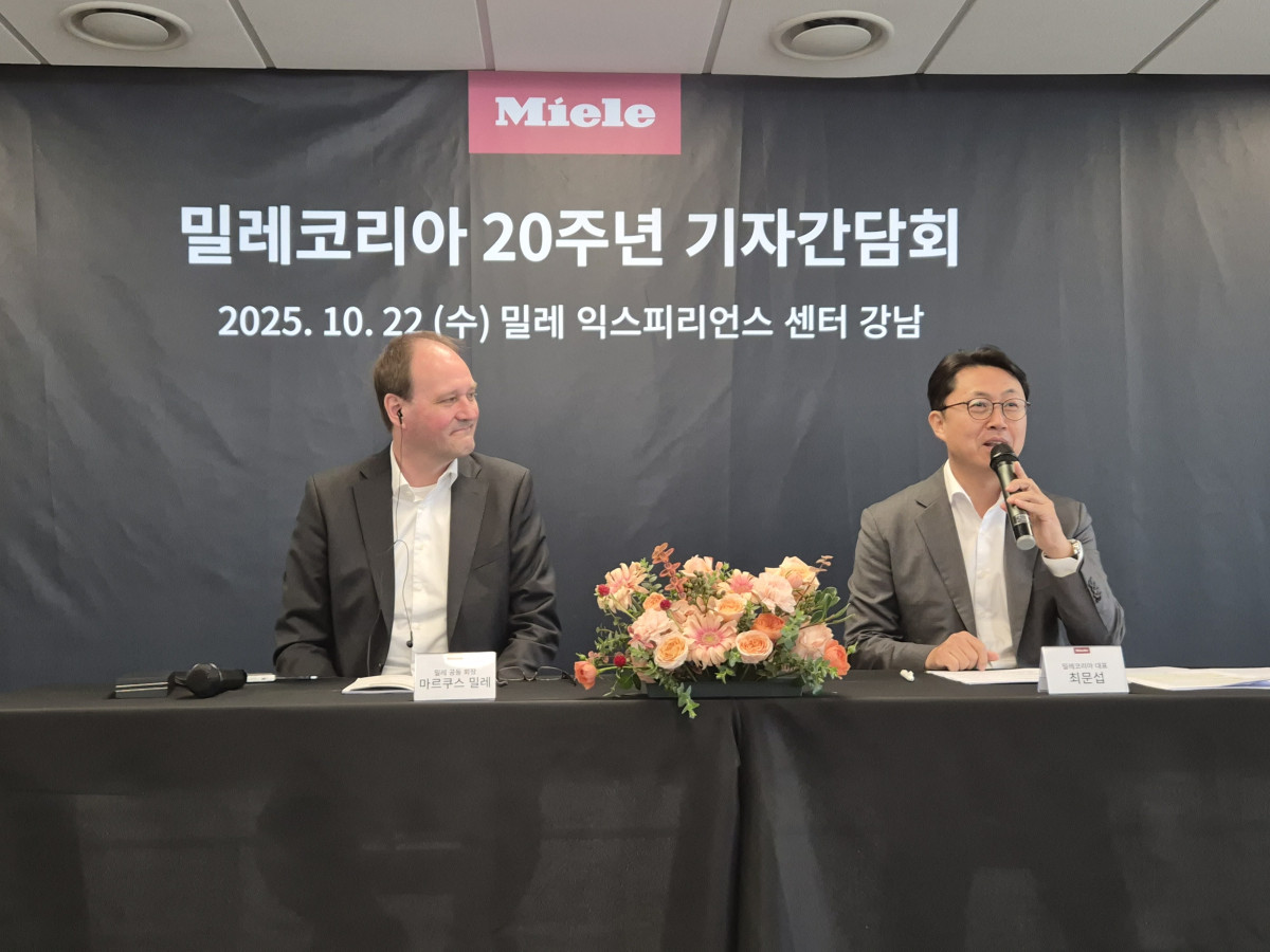 ▲마르쿠스 밀레 공동회장(왼쪽)과 최문섭 밀레코리아 대표(오른쪽)가 서울 강남구 '밀레 익스피리언스 센터'에서 열린 밀레코리아 20주년 기자간담회에서 발언하고 있다. (박민웅 기자 pmw7001@)