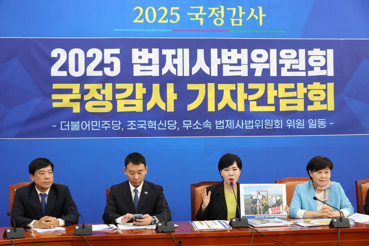 ▲22일 서울 여의도 국회에서 더불어민주당, 조국혁신당, 무소속 법제사법위원회 위원이 참석한 가운데 열린 2025 법제사법위원회 국정감사 기자간담회에서 전현희 더불어민주당 의원이 발언하고 있다. (연합뉴스)