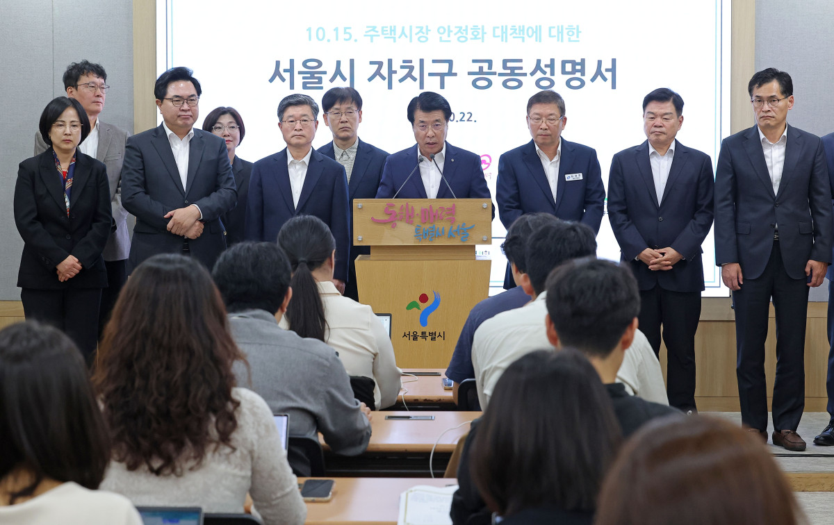 ▲서강석 송파구청장을 비롯한 국민의힘 소속 15개구 구청장,부구청장들이 22일 서울시청에서 정부의 10·15 부동산 대책 관련 공동성명서 발표 기자회견을 하고 있다. (연합뉴스)
