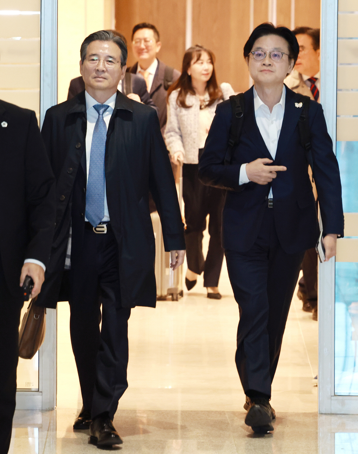 ▲김용범 대통령실 정책실장(왼쪽)과 김정관 산업통상부 장관이 22일 한미 관세 협상 추가 논의를 위해 인천국제공항 제2여객터미널에서 미국 워싱턴D.C.로 출국하고 있다.  (연합뉴스)