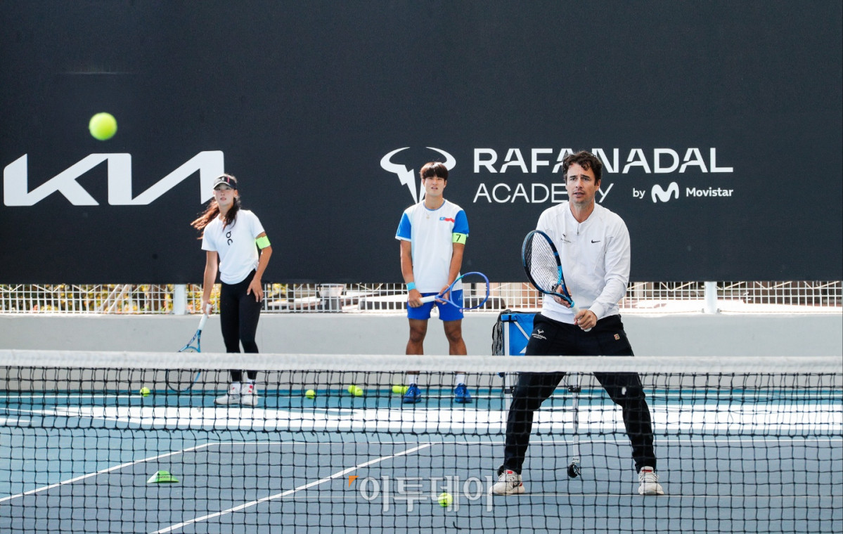 ▲22일 서울 워커힐테네즈 파크에서 열린 ‘The Road Ahead – 기아 주니어 테니스 프로그램’에 참가한 한국 테니스 유망주 선수들이 라파 나달 아카데미 코치진으로부터 국제 기준의 훈련법을 배우고 있다. 사진제공=기아자동차 