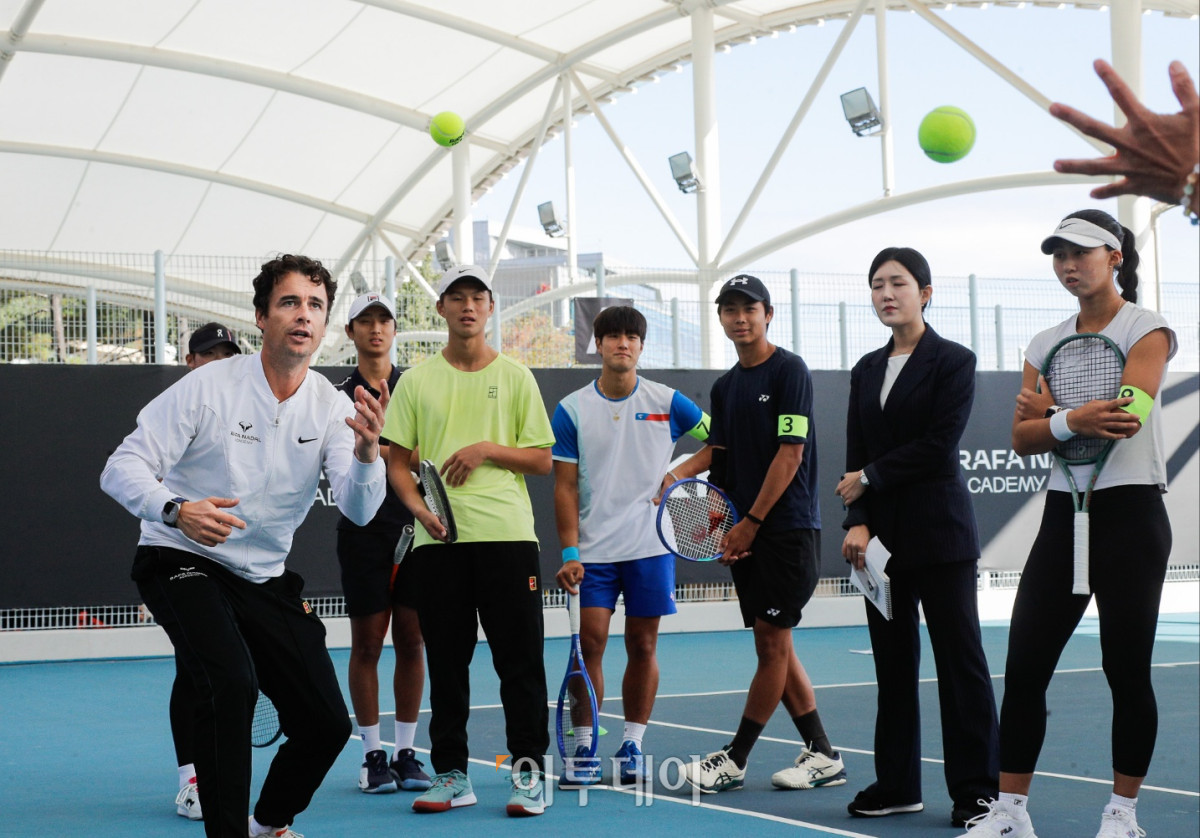▲22일 서울 워커힐테네즈 파크에서 열린 ‘The Road Ahead – 기아 주니어 테니스 프로그램’에 참가한 한국 테니스 유망주 선수들이 라파 나달 아카데미 코치진으로부터 국제 기준의 훈련법을 배우고 있다. 사진제공=기아자동차 