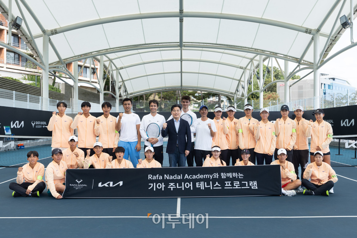 ▲22일 서울 워커힐테네즈 파크에서 열린 ‘The Road Ahead – 기아 주니어 테니스 프로그램’에 참가한 나달 아카데미 코치진과 한국 테니스 유망주들이 단체 기념 촬영을 하고 있다. 이번 행사는 글로벌 수준의 트레이닝 기회를 제공해 차세대 테니스 선수들의 성장을 지원하는 취지로 진행됐다. 사진제공=기아자동차 