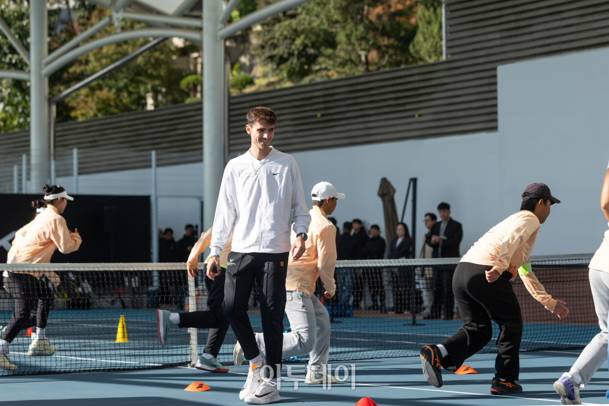 ▲22일 서울 워커힐테네즈 파크에서 열린 ‘The Road Ahead – 기아 주니어 테니스 프로그램’에 참가한 한국 테니스 유망주 선수들이 라파 나달 아카데미 코치진으로부터 국제 기준의 훈련법을 배우고 있다. 사진제공=기아자동차 