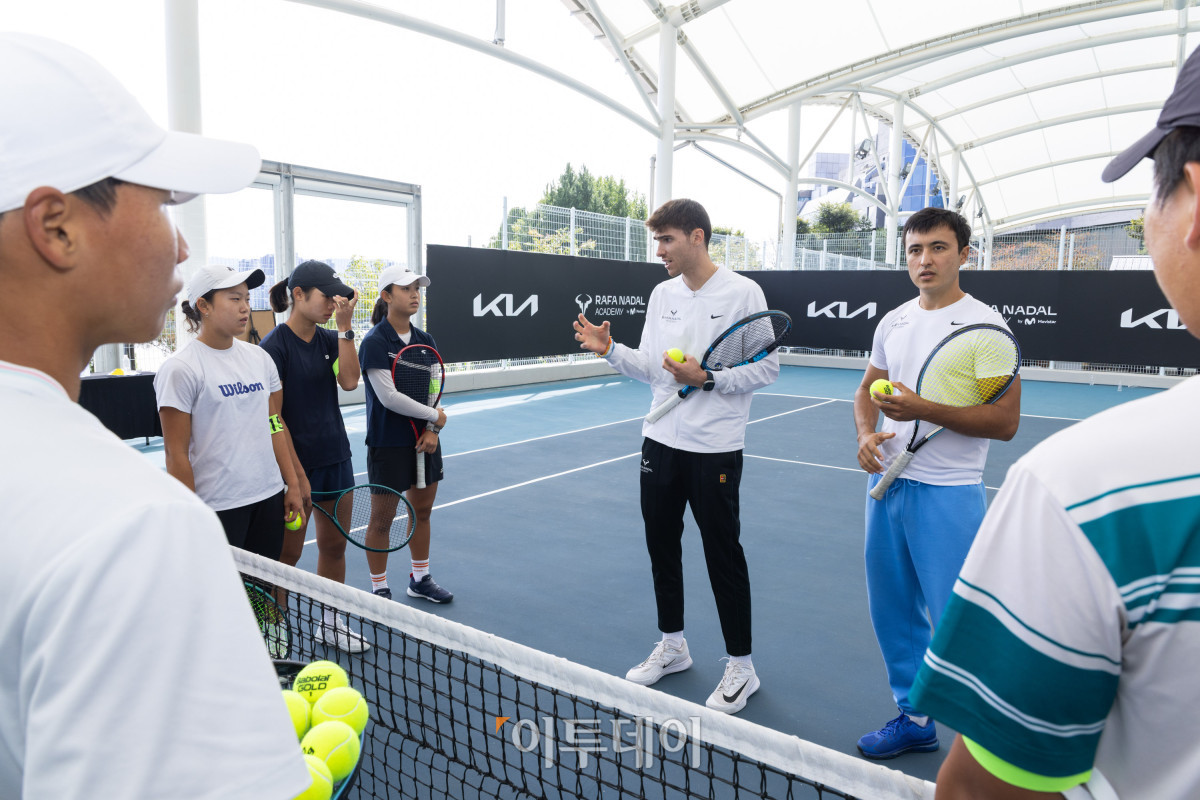 ▲22일 서울 워커힐테네즈 파크에서 열린 ‘The Road Ahead – 기아 주니어 테니스 프로그램’에 참가한 한국 테니스 유망주 선수들이 라파 나달 아카데미 코치진으로부터 국제 기준의 훈련법을 배우고 있다. 사진제공=기아자동차 