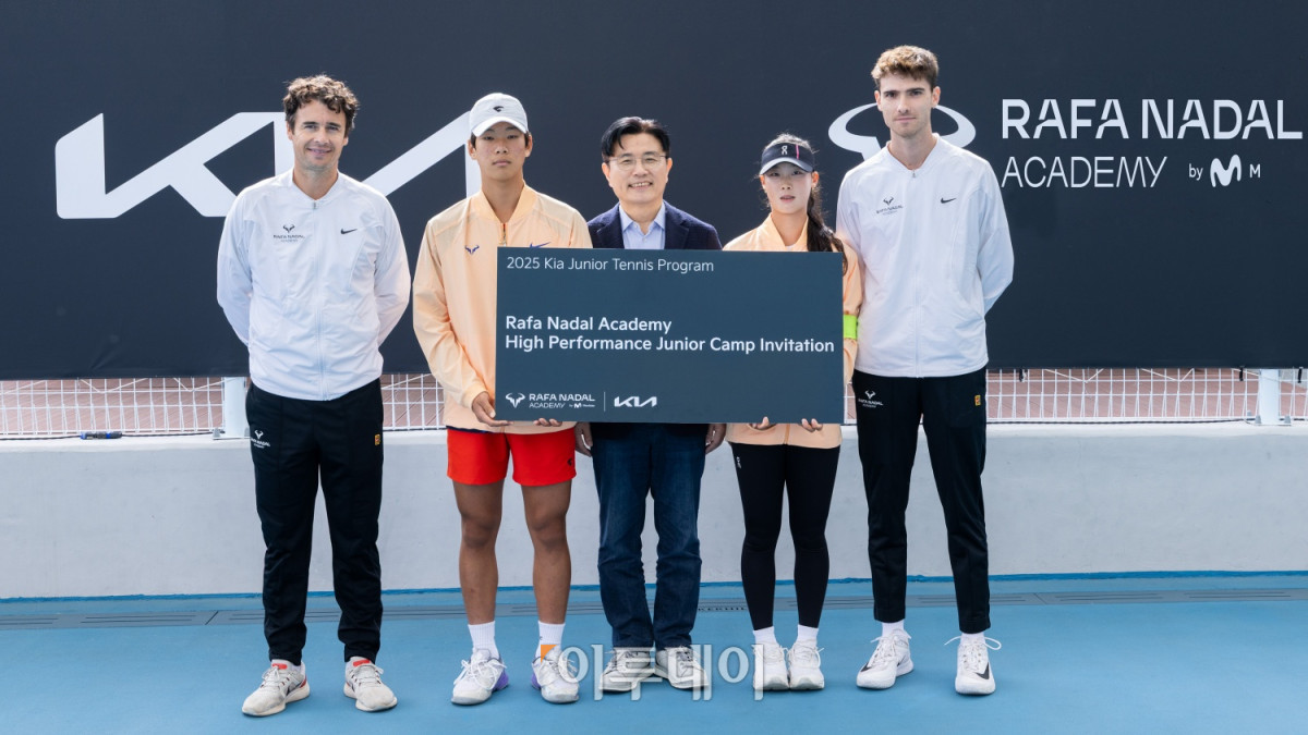▲22일 서울 워커힐테네즈 파크에서 열린 ‘The Road Ahead – 기아 주니어 테니스 프로그램’에서 선정된 우수 선수들과 단체 사진을 찍고 있다. 왼쪽부터 라파 나달 아카데미 기술 총괄 디렉터 토메오살바, 우수 유망주 선수 김시윤(만 14세), 기아 고객경험본부 류창승 전무, 홍예리(만 14세), 주니어 훈련 수석 코치 마크 고메즈. 사진제공=기아자동차 