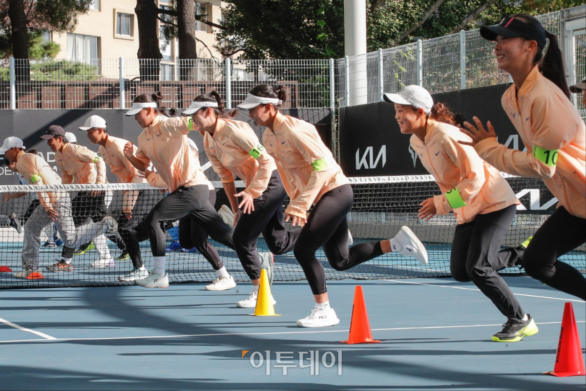 ▲22일 서울 워커힐테네즈 파크에서 열린 ‘The Road Ahead – 기아 주니어 테니스 프로그램’에 참가한 한국 테니스 유망주 선수들이 라파 나달 아카데미 코치진으로부터 국제 기준의 훈련법을 배우고 있다. 사진제공=기아자동차 
