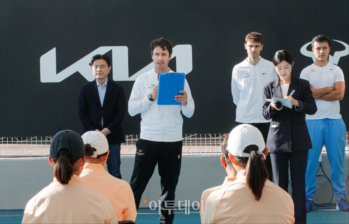 ▲22일 열린 ‘The Road Ahead – 기아 주니어 테니스 프로그램’에서라파 나달 아카데미 기술 총괄 디렉터 토메오살바가 유소년 선수들에게 조언을 하고 있다. 왼쪽부터 기아 고객경험본부 류창승 전무, 라파 나달 아카데미 기술 총괄 디렉터 토메오살바, 주니어 훈련 수석 코치 마크 고메즈. 사진제공=기아자동차 