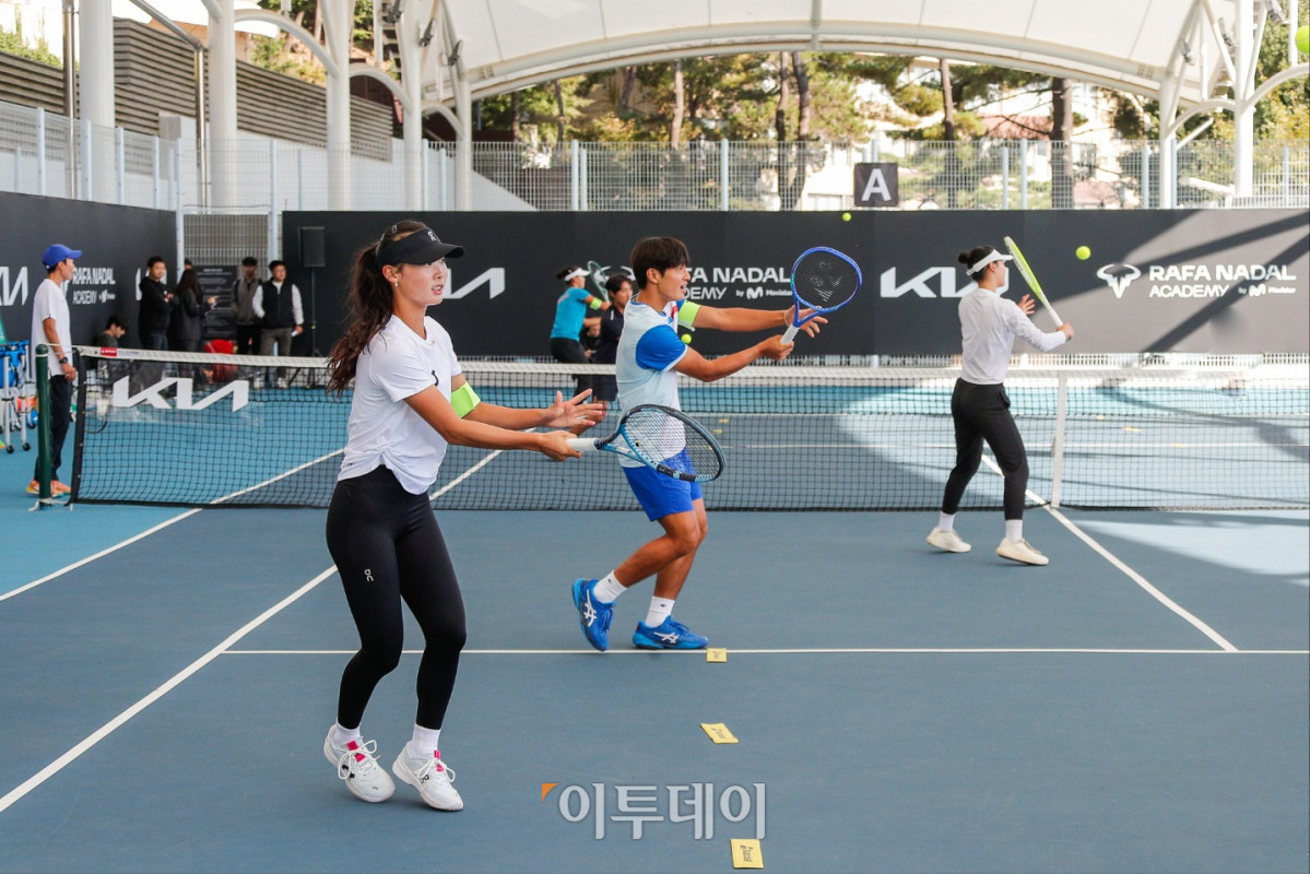 ▲22일 서울 워커힐테네즈 파크에서 열린 ‘The Road Ahead – 기아 주니어 테니스 프로그램’에 참가한 한국 테니스 유망주 선수들이 라파 나달 아카데미 코치진으로부터 국제 기준의 훈련법을 배우고 있다. 사진제공=기아자동차 