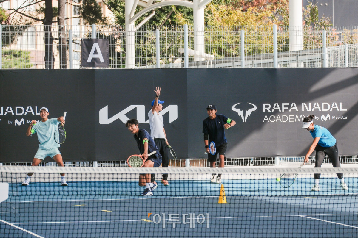 ▲22일 서울 워커힐테네즈 파크에서 열린 ‘The Road Ahead – 기아 주니어 테니스 프로그램’에 참가한 한국 테니스 유망주 선수들이 라파 나달 아카데미 코치진으로부터 국제 기준의 훈련법을 배우고 있다. 사진제공=기아자동차 