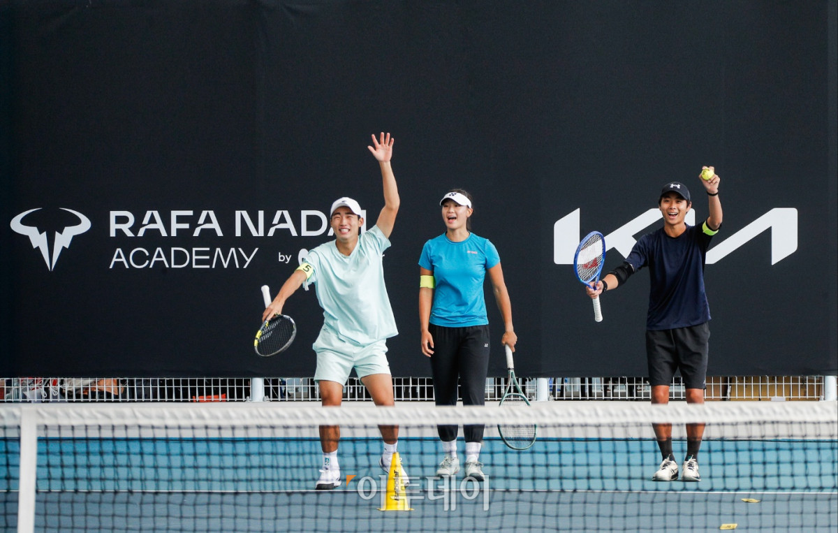 ▲22일 서울 워커힐테네즈 파크에서 열린 ‘The Road Ahead – 기아 주니어 테니스 프로그램’에 참가한 한국 테니스 유망주 선수들이 라파 나달 아카데미 코치진으로부터 국제 기준의 훈련법을 배우고 있다. 사진제공=기아자동차 