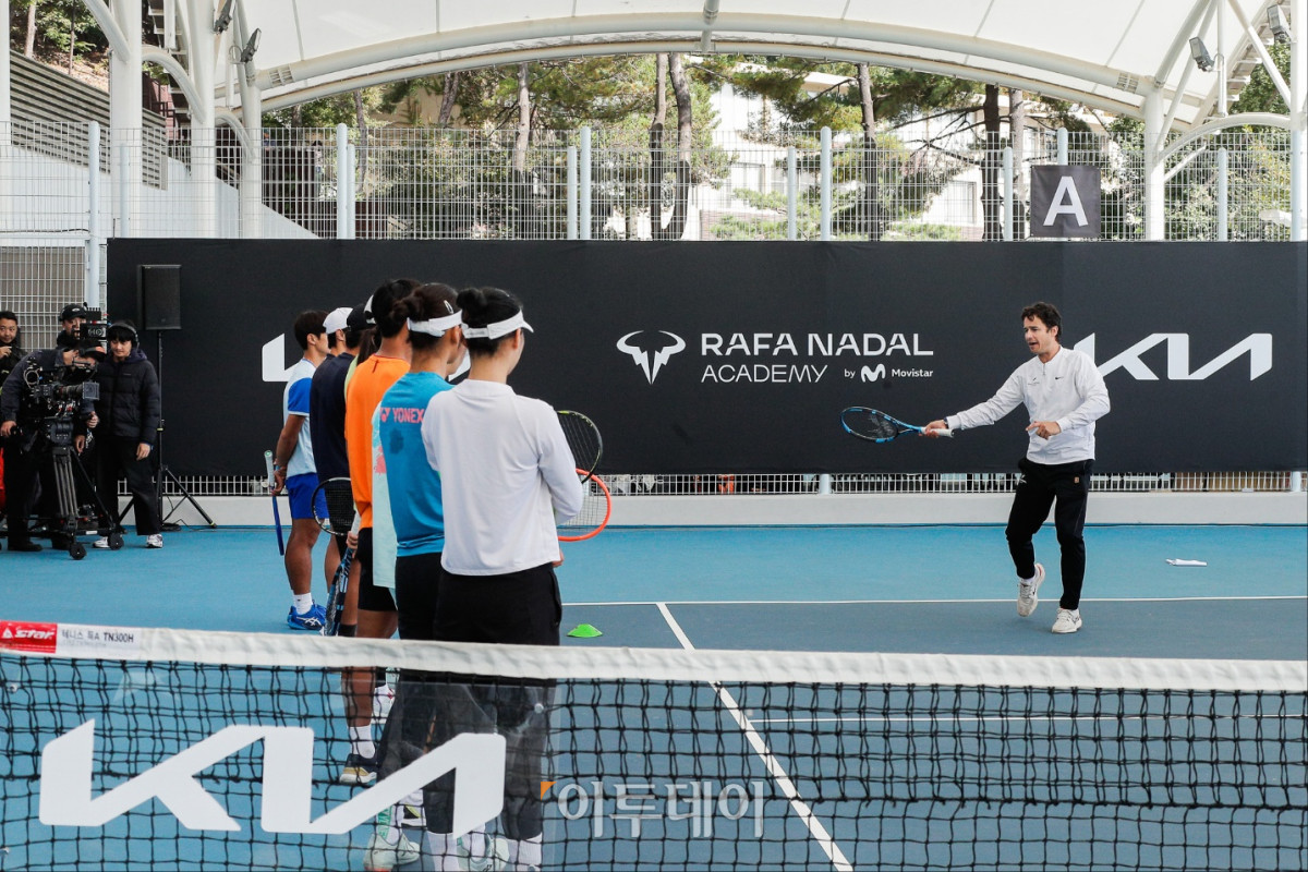 ▲22일 서울 워커힐테네즈 파크에서 열린 ‘The Road Ahead – 기아 주니어 테니스 프로그램’에 참가한 한국 테니스 유망주 선수들이 라파 나달 아카데미 코치진으로부터 국제 기준의 훈련법을 배우고 있다. 사진제공=기아자동차 