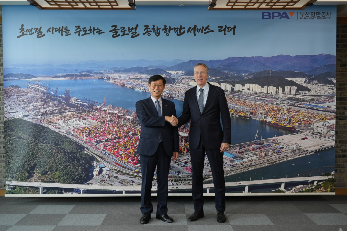 ▲ 부산항만공사 송상근 사장과 페이터 반 더 블리트 주한 네덜란드 대사가 기념촬영을 하고 있다.  (사진제공=부산항만공사)