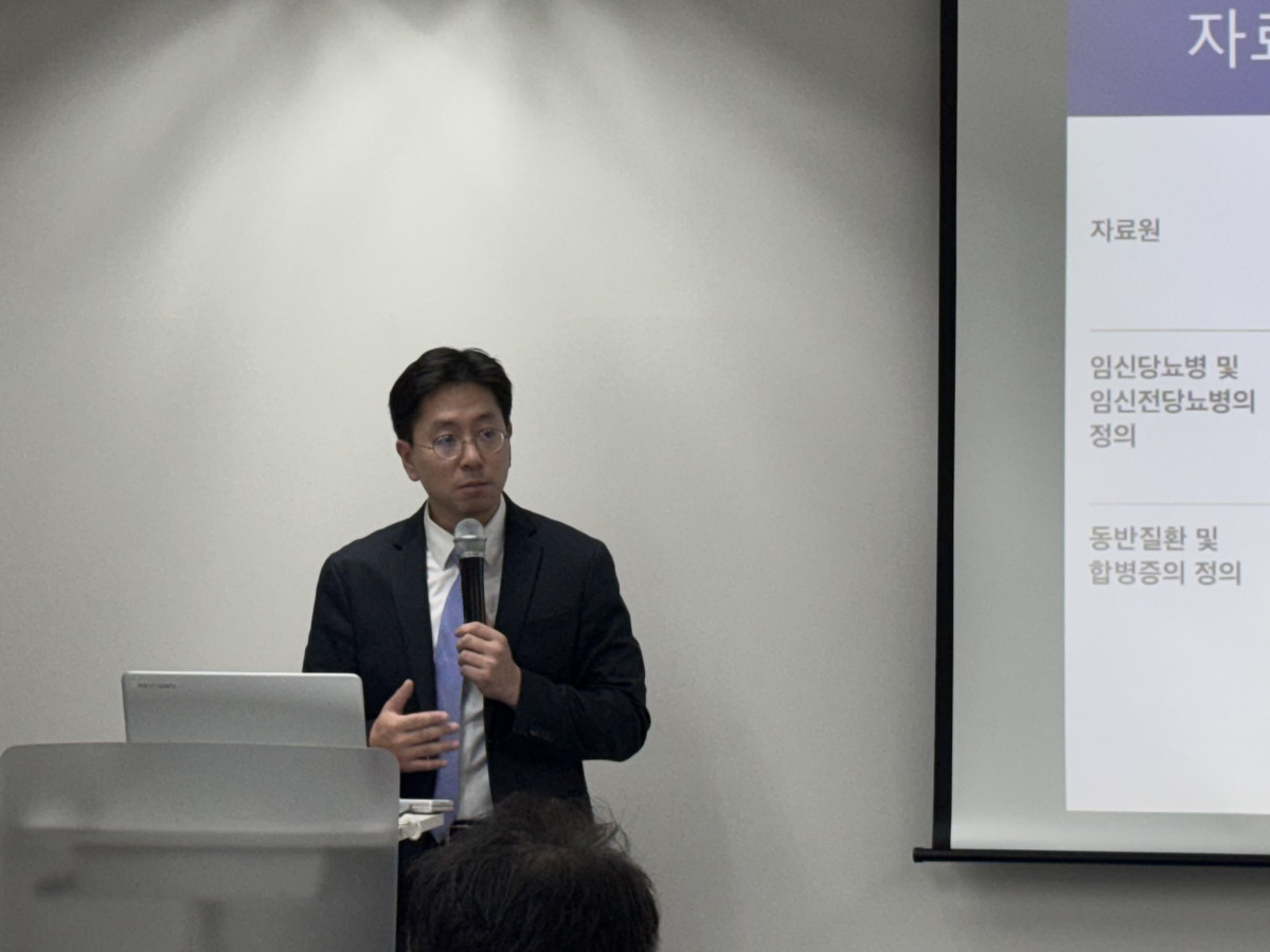 ▲대한당뇨병학회와 질병관리청 국립보건연구원이 22일 서울 종로구 HJ비즈니스센터에서 '임신성 당뇨병 연구 현황과 관리 전략' 기자간담회를 개최한 가운데 이용호 연세대 세브란스병원 내분비내과 교수가 ‘임신중당뇨병 백서(Fact Sheet)’ 특별판을 발표하고 있다. (한국과학기자협회)