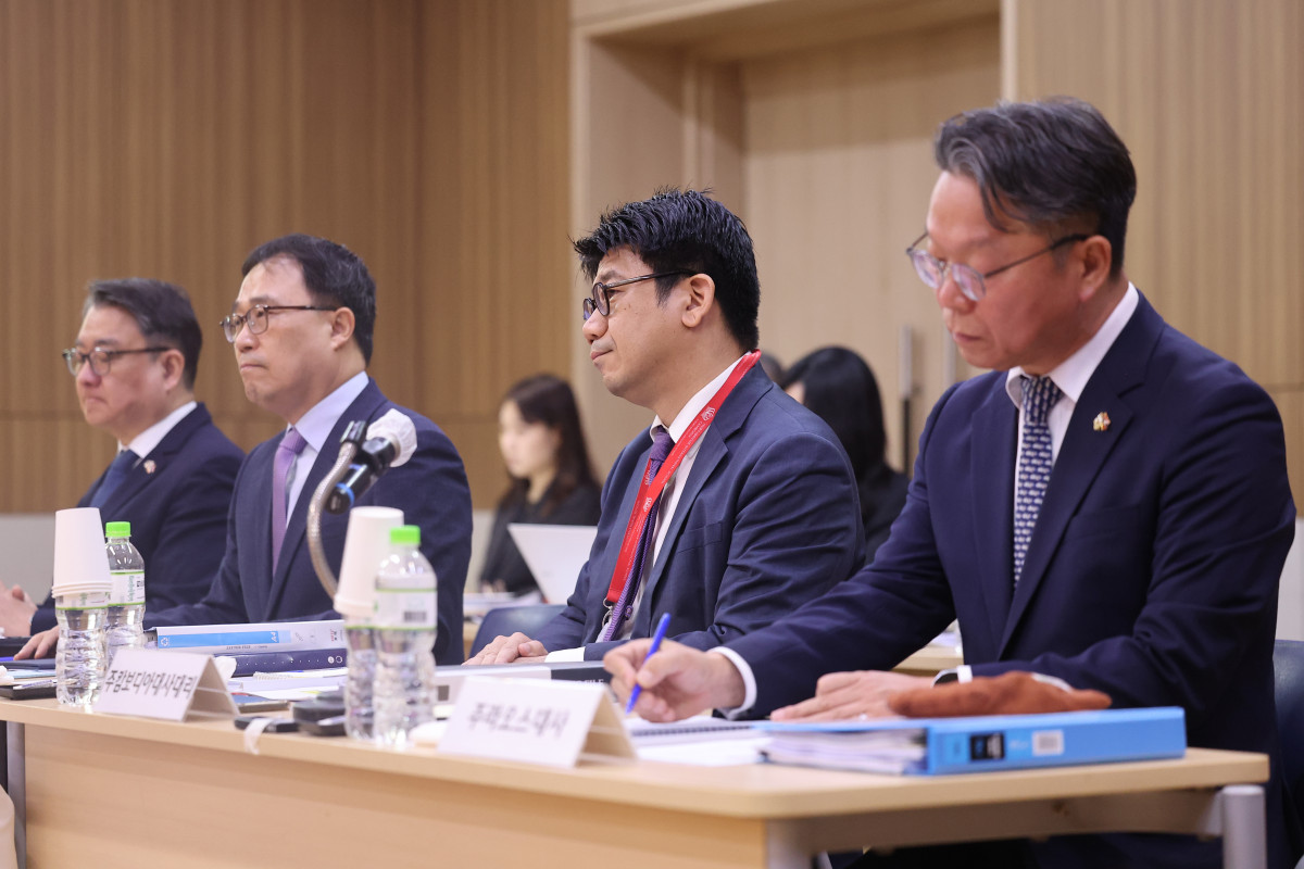 ▲22일(현지시간) 캄보디아 프놈펜 주캄보디아 대사관에서 열린 국회 외교통일위원회 주캄보디아·주베트남·주태국·주라오스대사관 국정감사에서 박용민 주태국 대사(왼쪽부터), 최영삼 주베트남 대사, 김현수 주캄보디아 대사 대리, 정영수 주라오스 대사가 자리에 앉아있다.  (프놈펜(캄보디아)/연합뉴스)