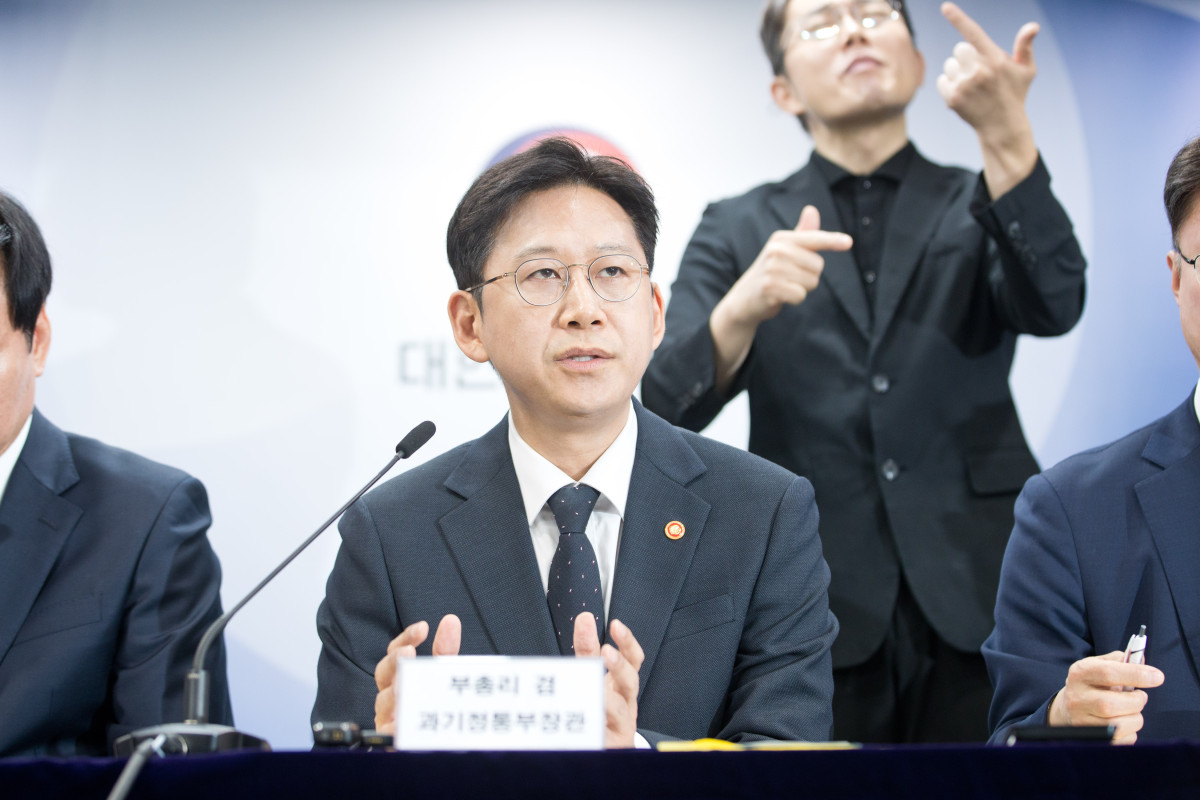 ▲배경훈 부총리 겸 과학기술정보통신부 장관이 22일 오후 서울 종로구 정부서울청사 본관 브리핑룸에서'범부처 정보보호 종합대책' 관련 브리핑을 하고 있다. (사진제공=과기정통부)