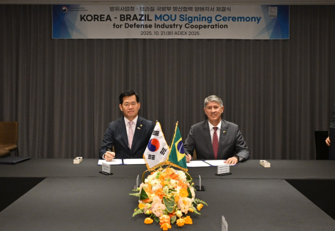 ▲석종건(왼쪽) 방위사업청장과 에랄두 루이즈 호드리게스 브라질 국방부 방산실장이 21일 '방위사업청-브라질 국방부 방산협력 양해각서'를 체결했다. (방위사업청)
