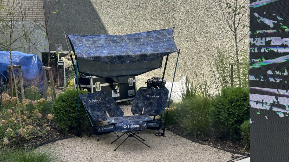 ▲헬리녹스 웨어 팝업스토어에서 헬리녹스 캠핑용품들과 헬리녹스 웨어 판초가 천막처럼 활용돼 전시돼 있다. (사진=연희진 기자)