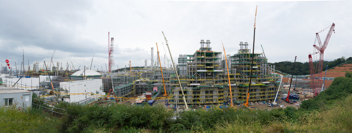 ▲에쓰오일 '샤힌 프로젝트' 건설 현장. (사진 왼쪽) 원유를 정제해서 석유화학 원료를 생산하는 TC2C, 높이 118미터의 프로필렌 분리타워, 연간 180만t의 에틸렌을 생산하는 스팀크래커 등이 자리잡고 있다. (사진= 에쓰오일)