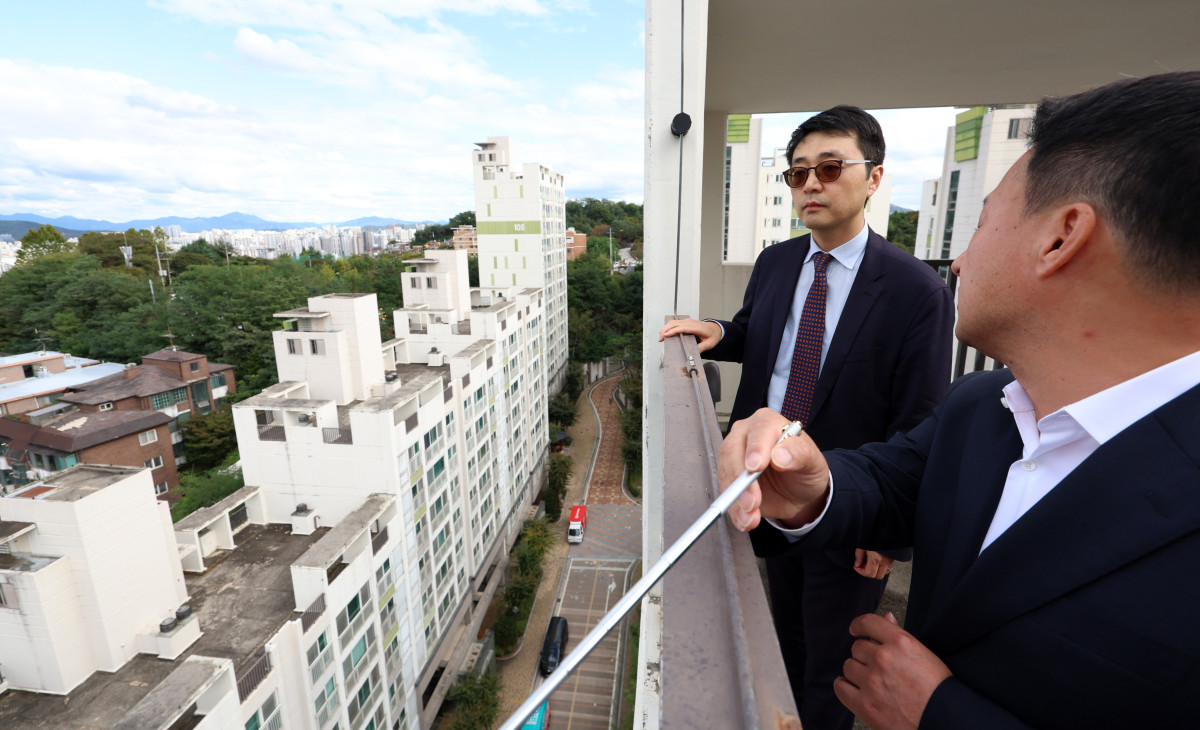▲김배성(왼쪽) 국토교통부 공공주택본부 공공주택추진단장이 22일 오후 서울 성북구 도심 공공주택 복합사업 장위12구역을 살펴보고 있다. (사진제공=뉴시스)
