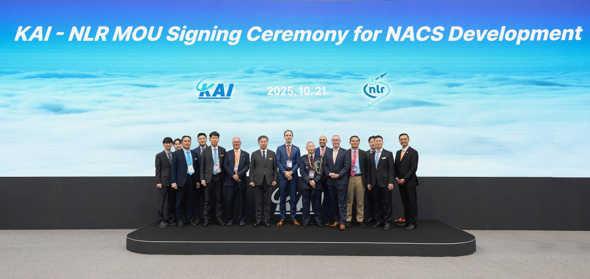 ▲사진1. MOU 체결 기념 사진(중앙 왼편 김지홍  KAI 전무, 오른편 헨크 반 다이크 NLR 부사장). (사진= KAI)